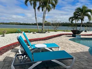 Πισίνα στο ή κοντά στο Guest suite - Waterfront -Pool & Hot tub- Walk to Beach