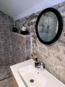 Koupelna v ubytování Gîte Rubis - JACUZZI - Pairi Daiza - 6 pers + 29 fotografií
