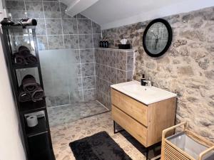 Koupelna v ubytování Gîte Rubis - JACUZZI - Pairi Daiza - 6 pers