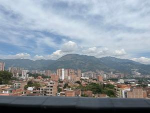 vistas a una ciudad con edificios y montañas en Suite ps8, en Medellín