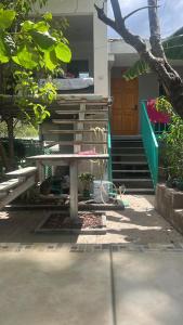 a bench in front of a house with stairs at Estudio con funciones inteligentes AC full moderno in San Salvador