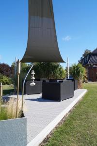 un patio avec une table et des chaises dessus dans l'établissement Ferienhaus Ankerplatz FH2, à Fehmarn