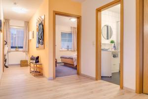 Habitación con cama y puerta que conduce a un dormitorio. en Stürmann, en Prerow
