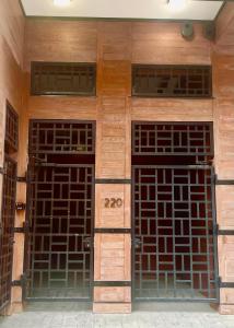 威尔明顿Luxe 220, Unit 6 - Adjoining Pool Table Penthouse Suites的建筑物一侧的两扇门
