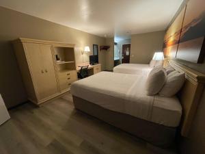 Postel nebo postele na pokoji v ubytování Days Inn by Wyndham Seatac Airport