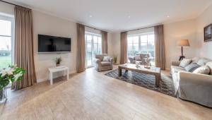 un soggiorno con un divano e un tavolo di Ostseehaus 1 a Westermarkelsdorf