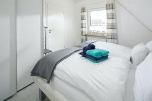 una cama de hospital con un osito de peluche sentado en ella en Seamens Cabin, en Norddeich