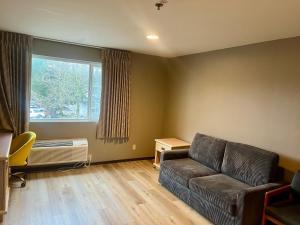 Posezení v ubytování Days Inn by Wyndham Seatac Airport
