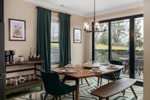 赛维尔维尔3 King Bd with Hot Tub & Minutes to Dollywood!的一间有桌子和绿色椅子的餐厅