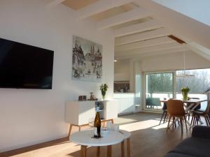 ein Wohnzimmer mit Sofa und Tisch in der Unterkunft Ferienwohnung am Wald in Goslar