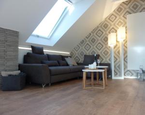 ein Wohnzimmer mit Sofa und Tisch in der Unterkunft Ferienwohnung am Wald in Goslar