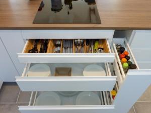 eine Schublade in einer Küche voll mit vielen Getränken in der Unterkunft Ferienwohnung am Wald in Goslar + 7 Fotos