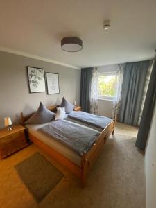 Postel nebo postele na pokoji v ubytování 4 Sterne Ferienwohnung Rosengarten nur für Urlaubsgäste + 17 fotografií
