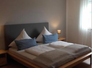 Postel nebo postele na pokoji v ubytování 4 Sterne Ferienwohnung Rosengarten nur für Urlaubsgäste