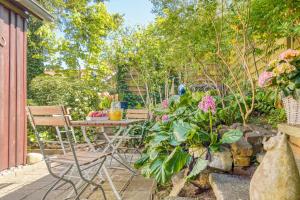 プレローにあるaltes Schifferhaus Pariesの花が咲くパティオ(テーブル、椅子付)