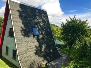 a building with a window on the side of it at Finn Hütte Naturblick in Schöneberg