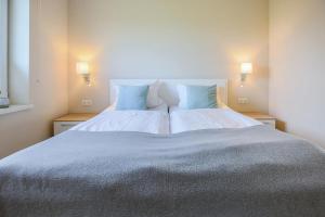 Ένα ή περισσότερα κρεβάτια σε δωμάτιο στο Ferienhof Büdlfarm - Wohlfühlhütte