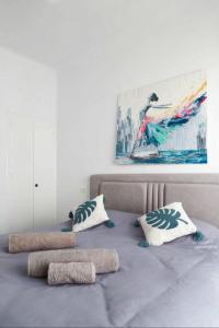 een bed met twee kussens en een schilderij aan de muur bij Bohème in Tunis +11 foto's