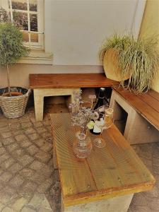 a wooden table with two glasses and a vase of flowers at Ferienwohnung Villa Wolke in Sankt Wendel