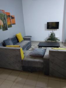 un salon avec deux canapés et une table dans l'établissement Appart meublé le Dakota, à Yaoundé