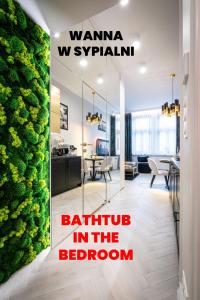 kuchnia i salon z tabliczką z meblami w sypialni w obiekcie Dasto Apartments Old Town Kraków w Krakowie