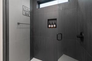 赛维尔维尔3 King Bd with Hot Tub & Minutes to Dollywood!的玻璃门淋浴,里面装有瓶子 更多64张照片