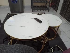 un mando a distancia sentado sobre una mesa blanca en Joymu Plaza, en Kitengela 
