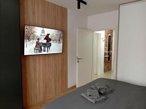 Un dormitorio con un televisor colgado en la pared. en Queen's luxury Apartment, en Ohrid