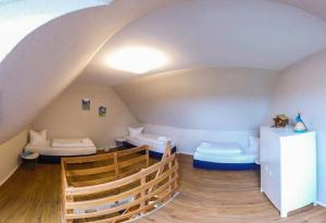 Zimmer mit 2 Betten im Dachgeschoss in der Unterkunft FerienDüne 8 in Kägsdorf + 6 Fotos