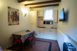 una piccola cucina con tavolo e piano di lavoro di La Torretta di Sutri a Sutri