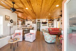 un salon avec un canapé et des chaises dans l'établissement Mermaid Cove PA - Beach Gear Credit Included, à Fresno