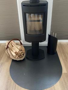 a television sitting on top of a floor with a basket at Heimathafen Damp, Haus 9a in Damp