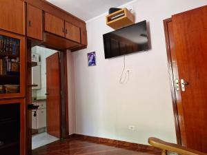TV a/nebo společenská místnost v ubytování Suite vermelha em Poços de Caldas