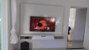 - soggiorno con TV a schermo piatto; di Paraíso Escarpas do Lago 1 - Capitólio a Capitólio