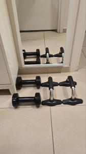 een rij zwarte halters op een tegelvloer bij Baulus Yard Luxury I in Heraklion
