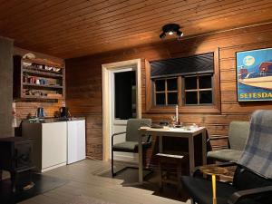 eine Küche mit Tisch und Stühlen in einem Zimmer in der Unterkunft Nummer 5 in Bygland