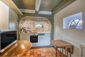 eine Küche mit einem Holztisch und einer Bank darin in der Unterkunft S4 im Friesenhaus Sara in Wenningstedt-Braderup