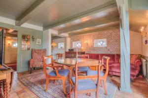 ein Wohnzimmer mit Tisch und Stühlen und einer Couch in der Unterkunft S4 im Friesenhaus Sara in Wenningstedt-Braderup