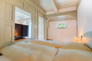 ein Wohnzimmer mit Sofa und Fernseher in der Unterkunft S4 im Friesenhaus Sara in Wenningstedt-Braderup + 15 Fotos