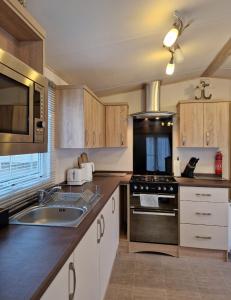 Η κουζίνα ή μικρή κουζίνα στο 180 Golden Gate Caravan Holiday Park Towyn