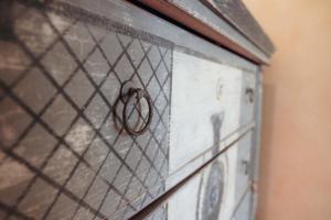 una porta di metallo con un anello sopra di Gartenhaus in Solingen NRW a Solingen 1 altra foto