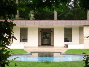 una vecchia casa con piscina nel cortile di Gartenhaus in Solingen NRW a Solingen