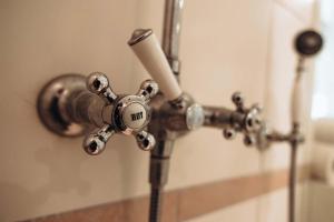 un bagno in metallo con la parola "colore" sopra. di Gartenhaus in Solingen NRW a Solingen