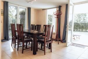 una sala da pranzo con tavolo e sedie in legno di Gartenhaus in Solingen NRW a Solingen