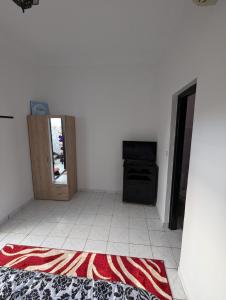 Chambre blanche avec tapis à l'étage, à côté d'une porte dans l'établissement Almohafidon room, à Marrakech 1 autre photo