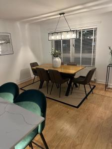 una sala da pranzo con tavolo e sedie di Lux 2 Bedroom Ground Floor Apartment a Edimburgo