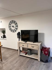 TV a/nebo společenská místnost v ubytování La Yaute