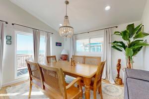 ein Esszimmer mit einem Holztisch und Stühlen in der Unterkunft Dorsey's Wave On by Meyer Vacation Rentals in Fort Morgan