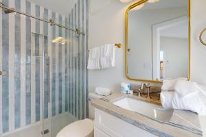 ein Badezimmer mit Waschbecken und Dusche in der Unterkunft Dorsey's Wave On by Meyer Vacation Rentals in Fort Morgan + 21 Fotos