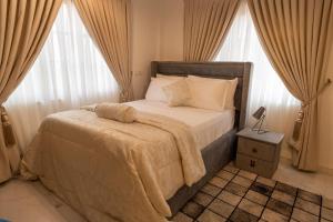 Giường trong phòng chung tại Caros Villa